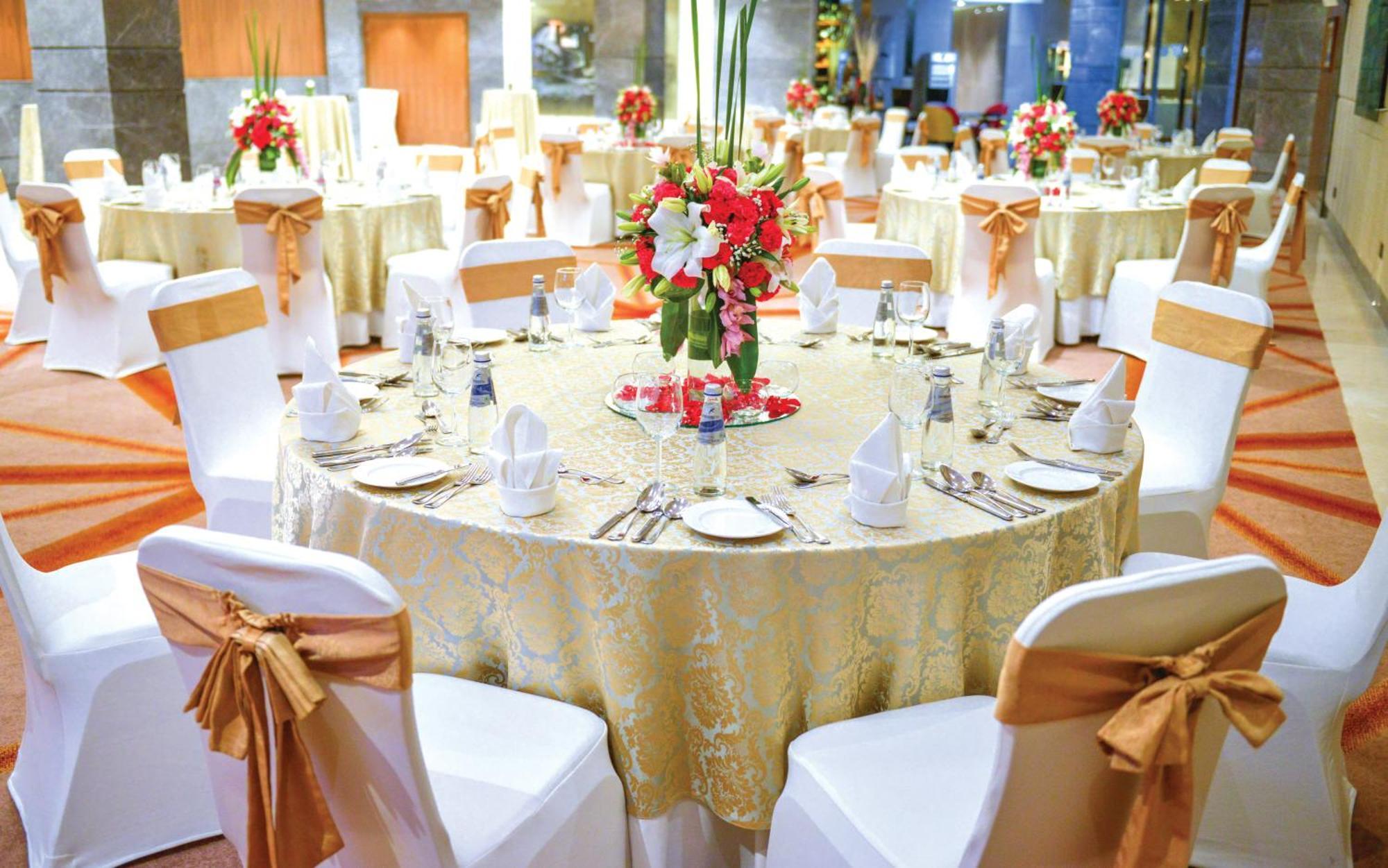 Jw Marriott Hotel New Delhi Aerocity Zewnętrze zdjęcie A table set for a formal dinner