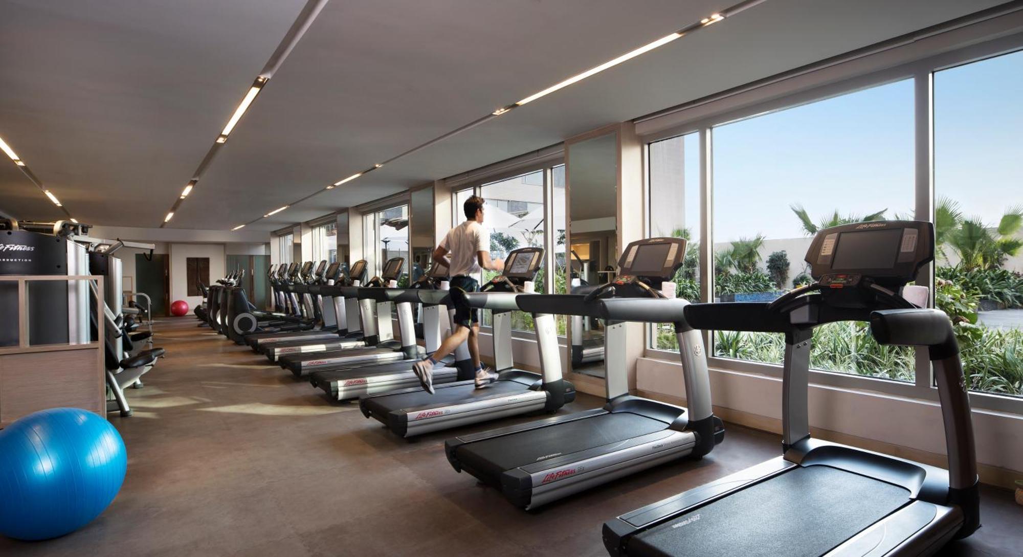 Jw Marriott Hotel New Delhi Aerocity Zewnętrze zdjęcie The gym at the hotel