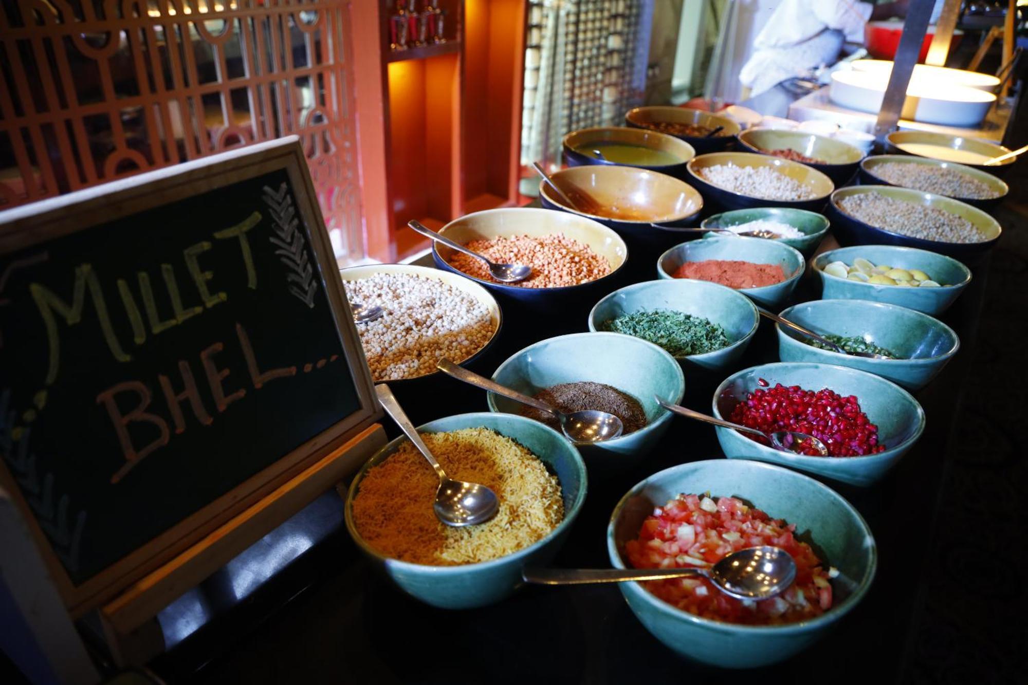 Jw Marriott Hotel New Delhi Aerocity Zewnętrze zdjęcie A selection of muesli at a buffet